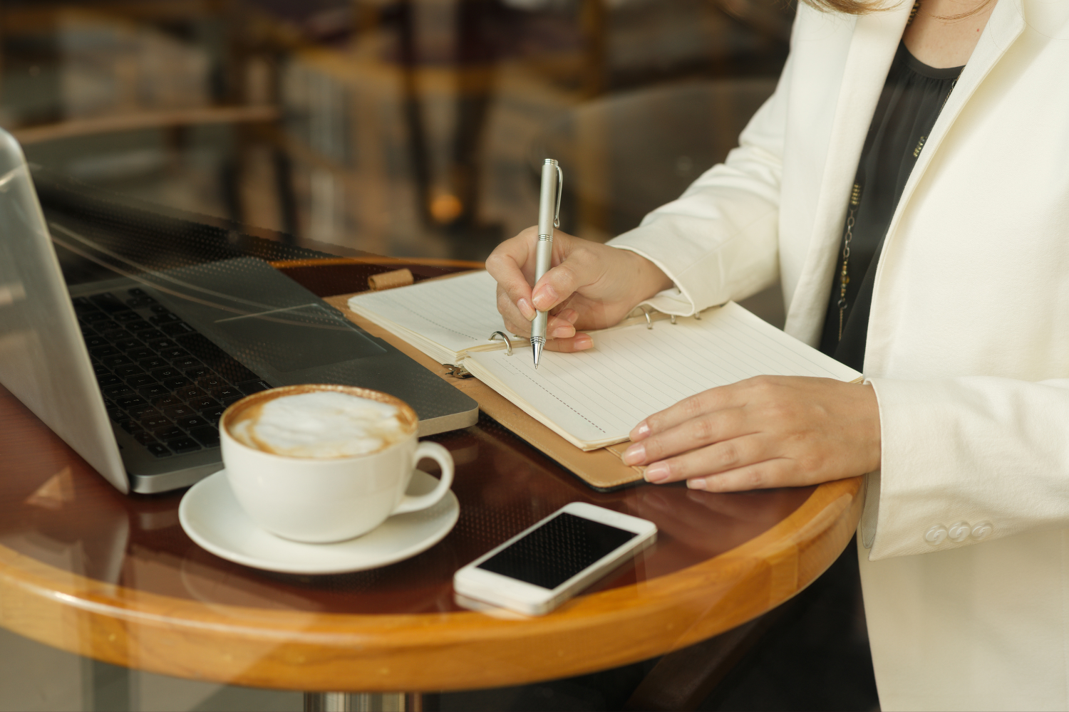 Leeres Café als Ort für Reflexion über Erfahrung und Unternehmertum. Leeres Café als Ort für Reflexion über Erfahrung und Unternehmertum.
